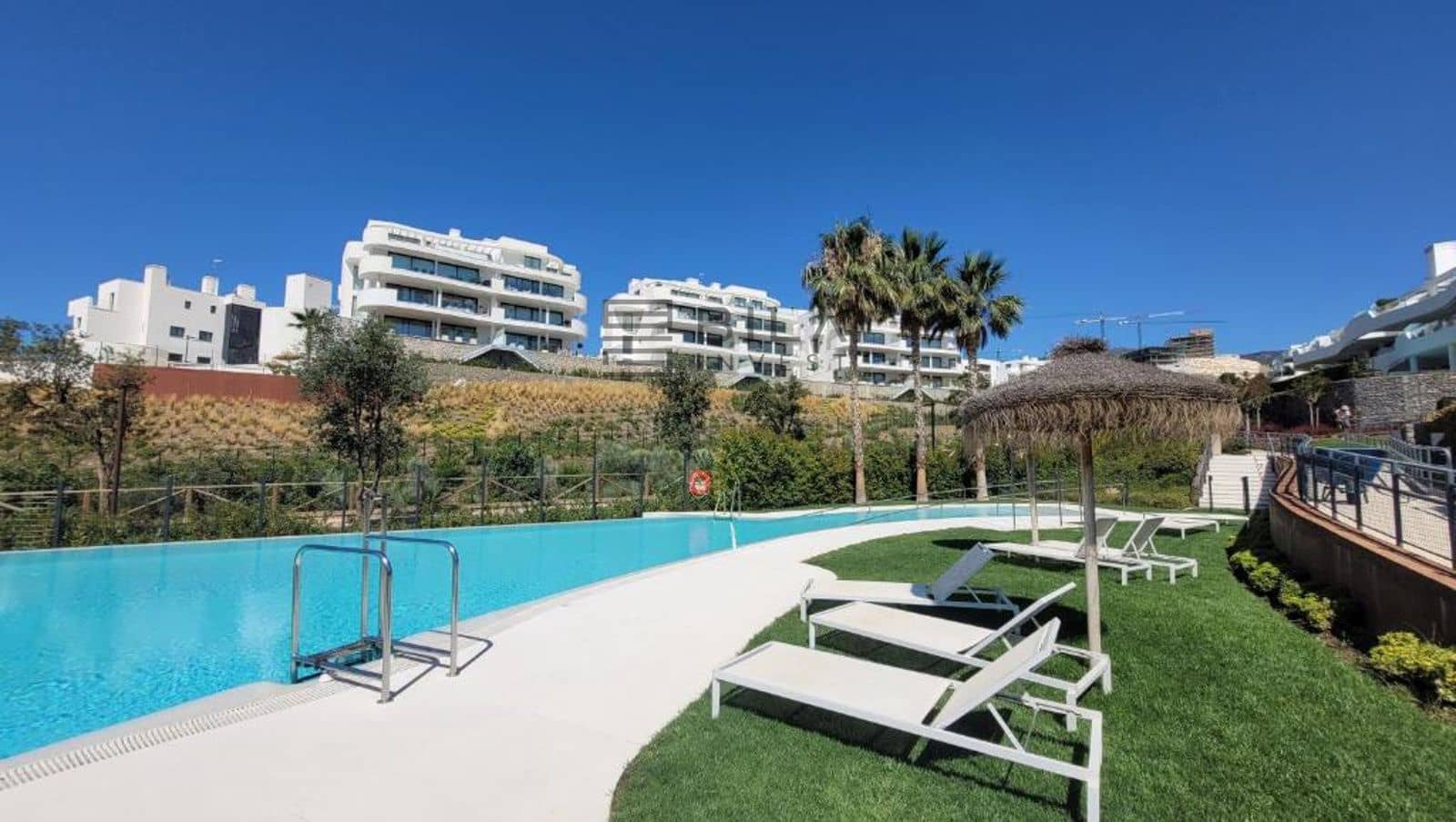 2 slaapkamer Flat te koop in Carvajal met zwembad garage - € 475.000 (Ref: 9816212)