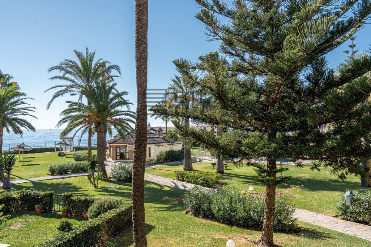 2 makuuhuone Asunto myytävänä paikassa La Cala de Mijas mukana uima-altaan 
autotalli - 550 000 € (Ref: 9816213)