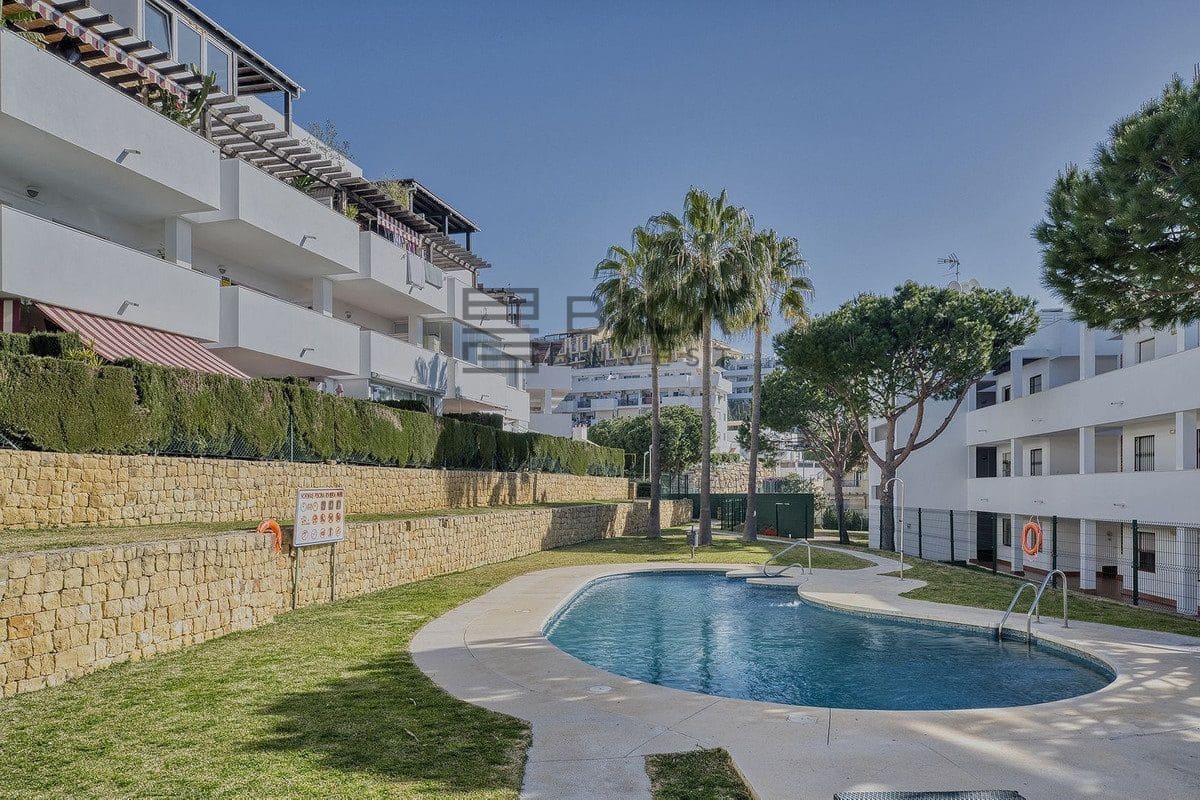 2 slaapkamer Flat te koop in Riviera del Sol met zwembad garage - € 295.000 (Ref: 9816555)