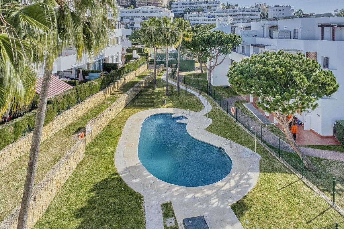 2 slaapkamer Flat te koop in Riviera del Sol met zwembad garage - € 295.000 (Ref: 9816555)