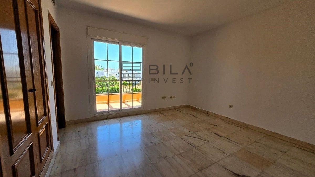 4 makuuhuone Omakotitalo myytävänä paikassa La Cala de Mijas mukana uima-altaan 
autotalli - 569 500 € (Ref: 9816867)
