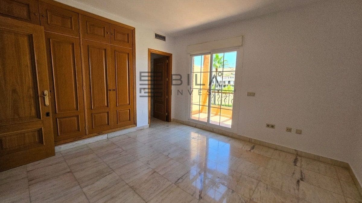 4 makuuhuone Omakotitalo myytävänä paikassa La Cala de Mijas mukana uima-altaan 
autotalli - 569 500 € (Ref: 9816867)