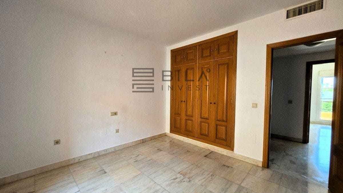 4 makuuhuone Omakotitalo myytävänä paikassa La Cala de Mijas mukana uima-altaan 
autotalli - 569 500 € (Ref: 9816867)