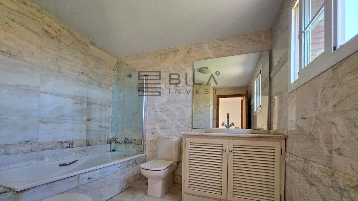 4 makuuhuone Omakotitalo myytävänä paikassa La Cala de Mijas mukana uima-altaan 
autotalli - 569 500 € (Ref: 9816867)