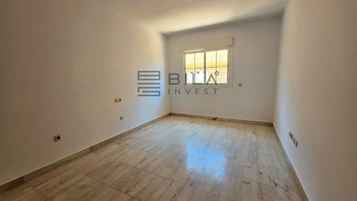 4 makuuhuone Omakotitalo myytävänä paikassa La Cala de Mijas mukana uima-altaan 
autotalli - 569 500 € (Ref: 9816867)
