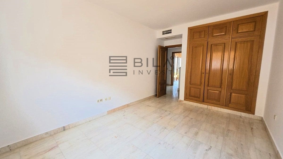 4 makuuhuone Omakotitalo myytävänä paikassa La Cala de Mijas mukana uima-altaan 
autotalli - 569 500 € (Ref: 9816867)