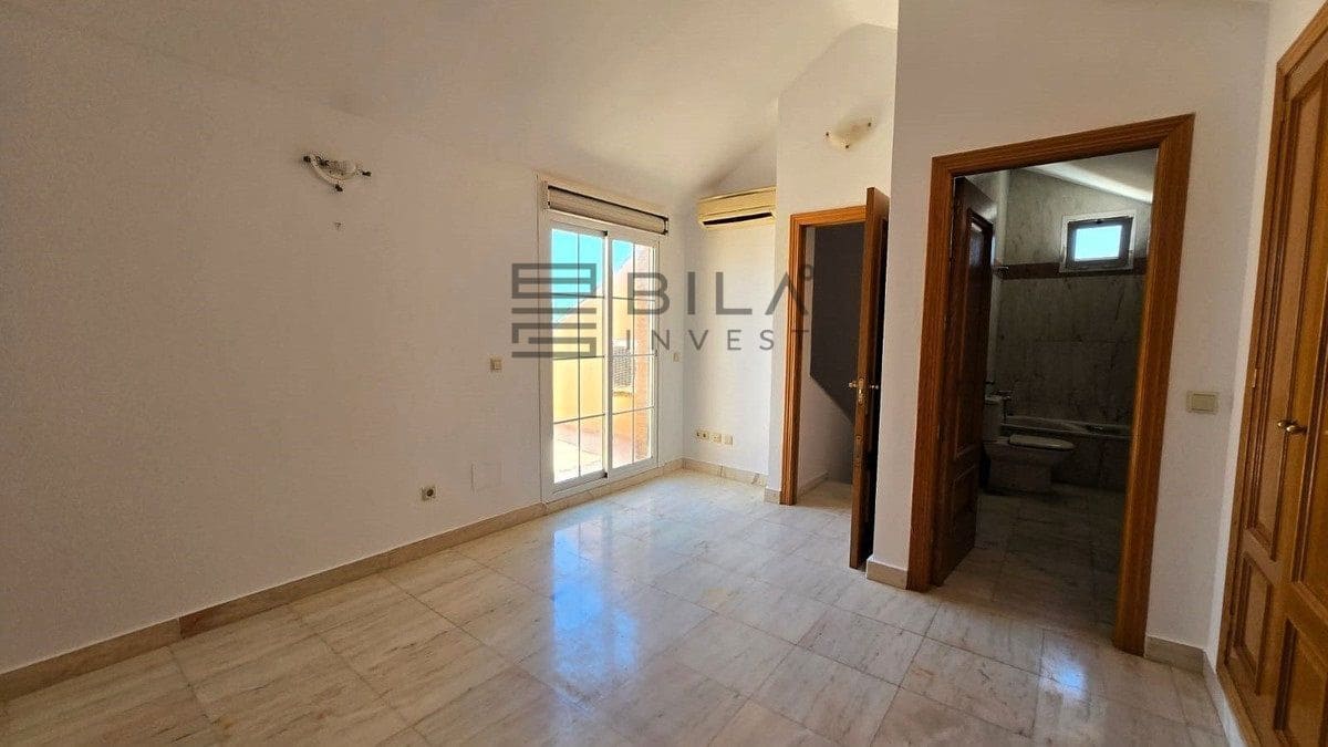 4 makuuhuone Omakotitalo myytävänä paikassa La Cala de Mijas mukana uima-altaan 
autotalli - 569 500 € (Ref: 9816867)