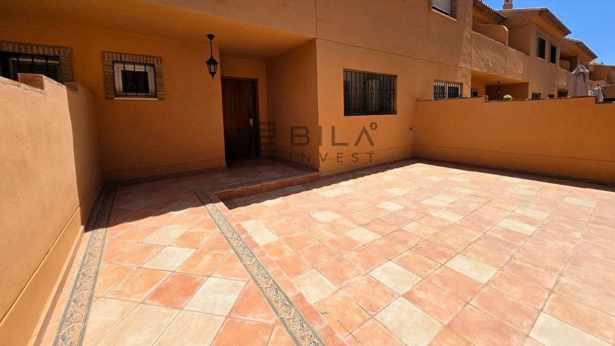 4 makuuhuone Omakotitalo myytävänä paikassa La Cala de Mijas mukana uima-altaan 
autotalli - 569 500 € (Ref: 9816867)