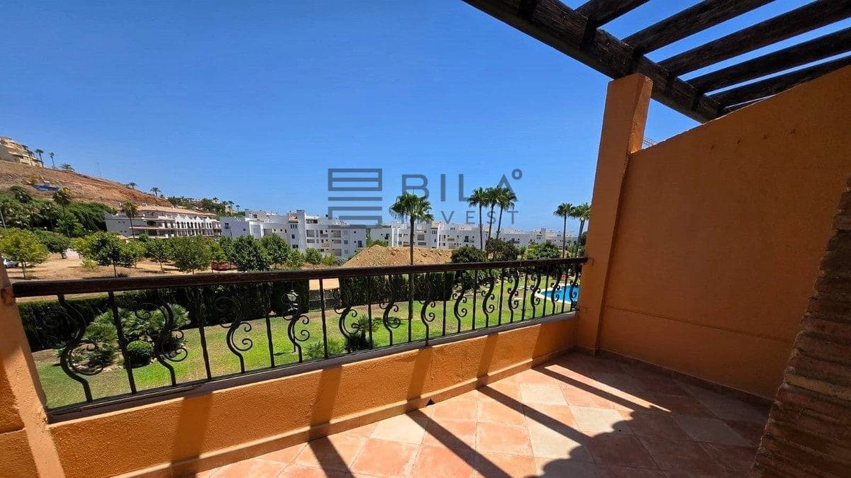 4 makuuhuone Omakotitalo myytävänä paikassa La Cala de Mijas mukana uima-altaan 
autotalli - 569 500 € (Ref: 9816867)