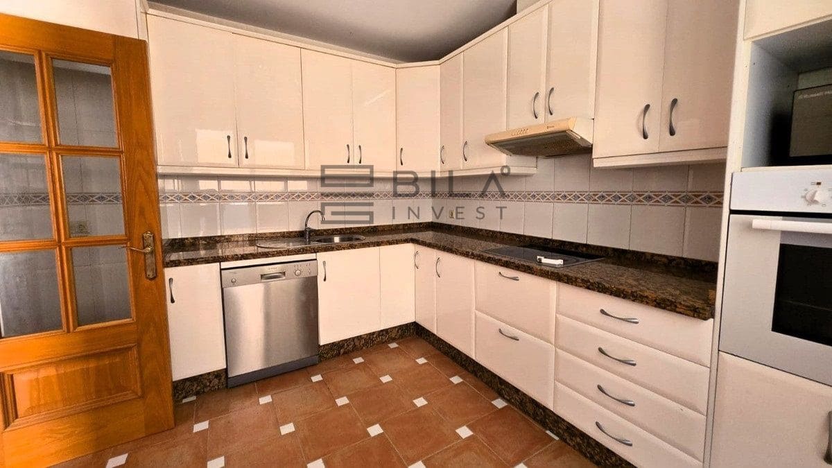 4 makuuhuone Omakotitalo myytävänä paikassa La Cala de Mijas mukana uima-altaan 
autotalli - 569 500 € (Ref: 9816867)