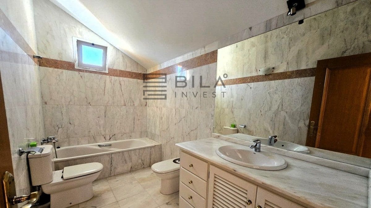 4 makuuhuone Omakotitalo myytävänä paikassa La Cala de Mijas mukana uima-altaan 
autotalli - 569 500 € (Ref: 9816867)