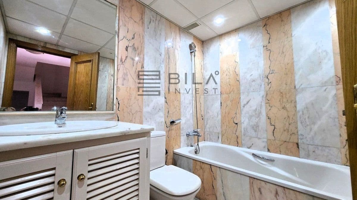 4 makuuhuone Omakotitalo myytävänä paikassa La Cala de Mijas mukana uima-altaan 
autotalli - 569 500 € (Ref: 9816867)