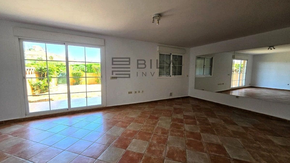 4 makuuhuone Omakotitalo myytävänä paikassa La Cala de Mijas mukana uima-altaan 
autotalli - 569 500 € (Ref: 9816867)