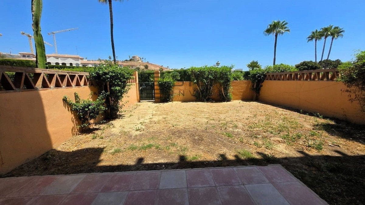 4 makuuhuone Omakotitalo myytävänä paikassa La Cala de Mijas mukana uima-altaan 
autotalli - 569 500 € (Ref: 9816867)