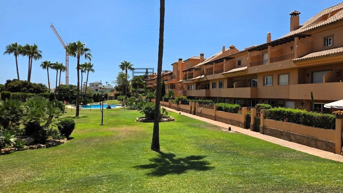 4 makuuhuone Omakotitalo myytävänä paikassa La Cala de Mijas mukana uima-altaan 
autotalli - 569 500 € (Ref: 9816867)