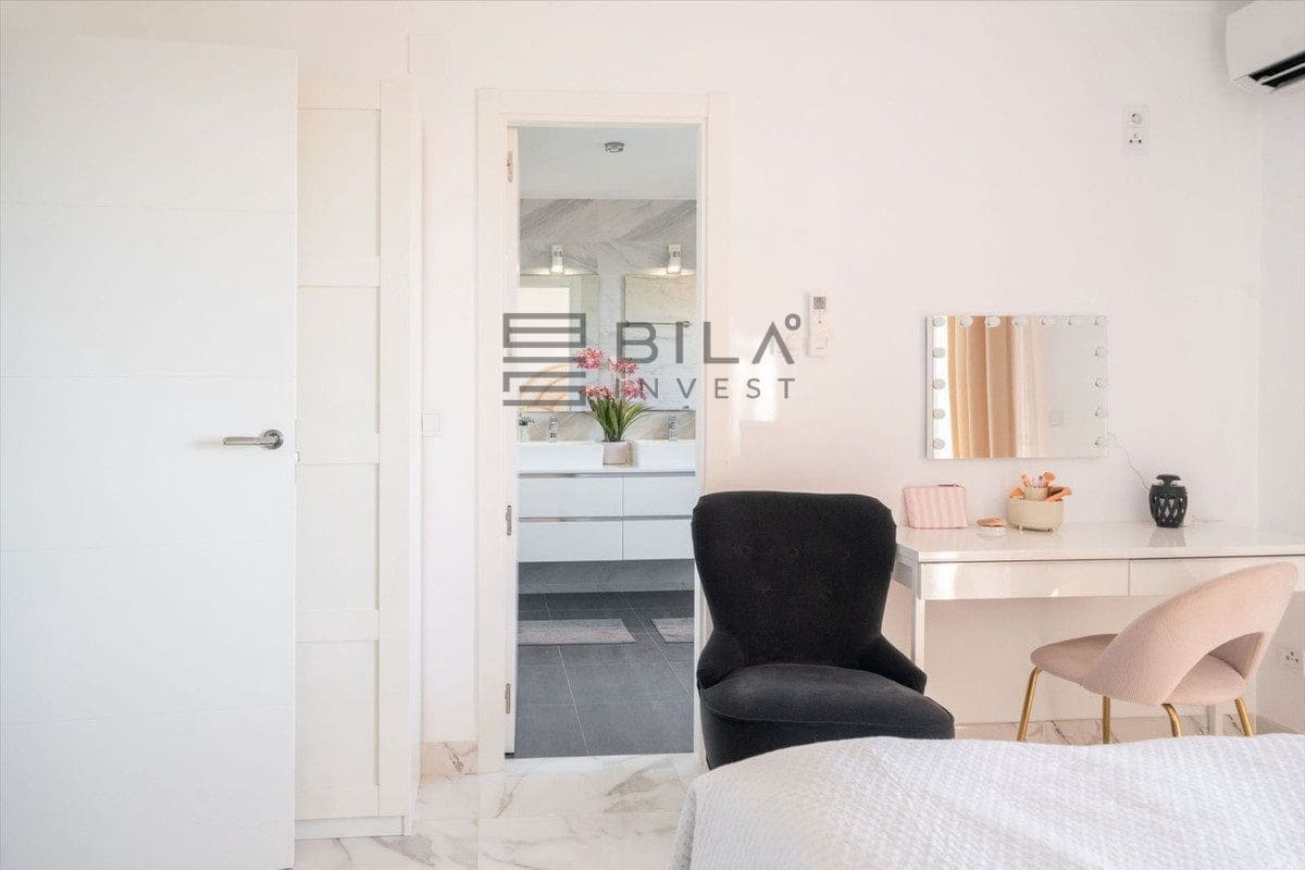 Ático de 3 habitaciones en Benalmadena Costa en venta con piscina - 629.000 € (Ref: 9816873)