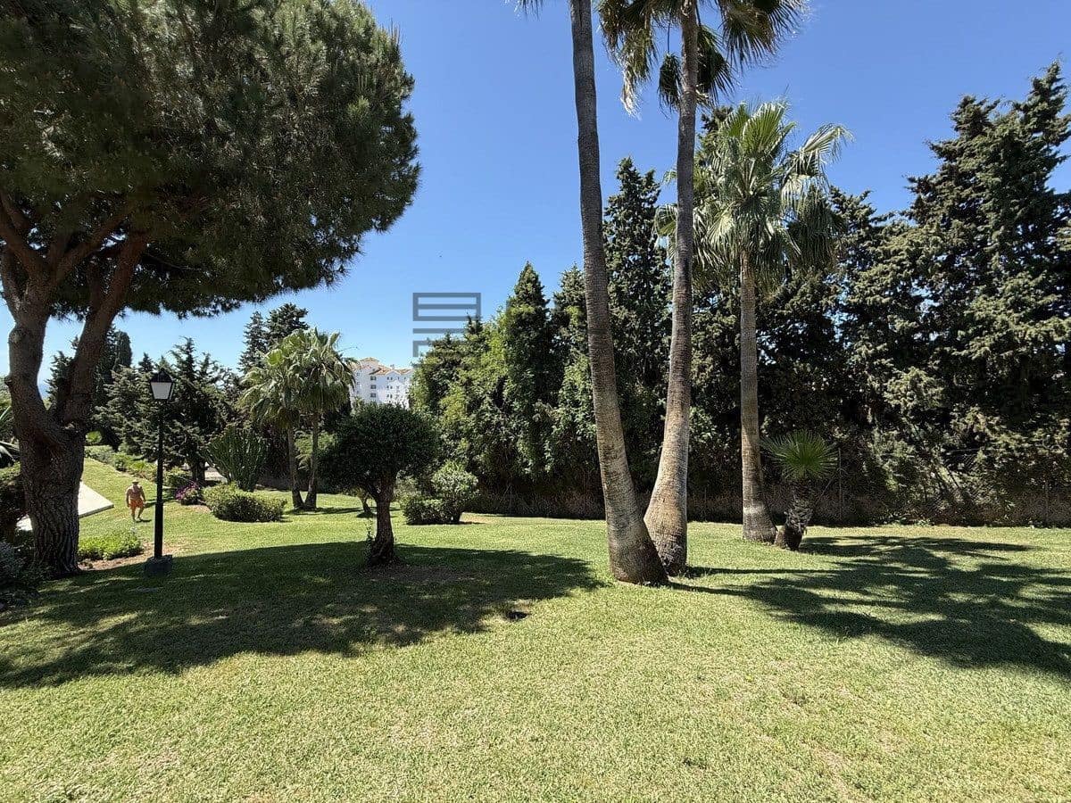 2 slaapkamer Flat te koop in Riviera del Sol met zwembad garage - € 359.000 (Ref: 9820915)