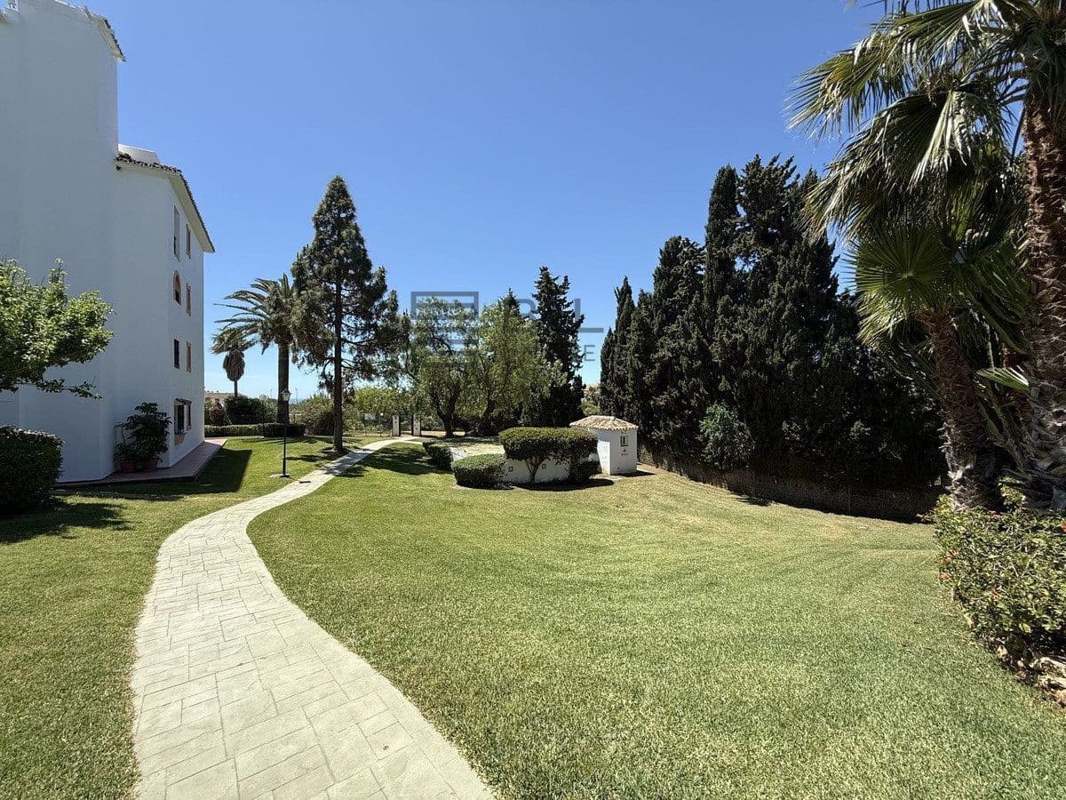 2 slaapkamer Flat te koop in Riviera del Sol met zwembad garage - € 359.000 (Ref: 9820915)