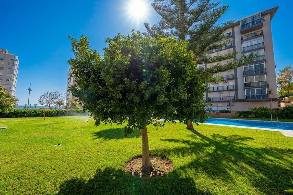 2 bedroom Flat for sale in Fuengirola with pool garage - € 429,000 (Ref: 9820919)