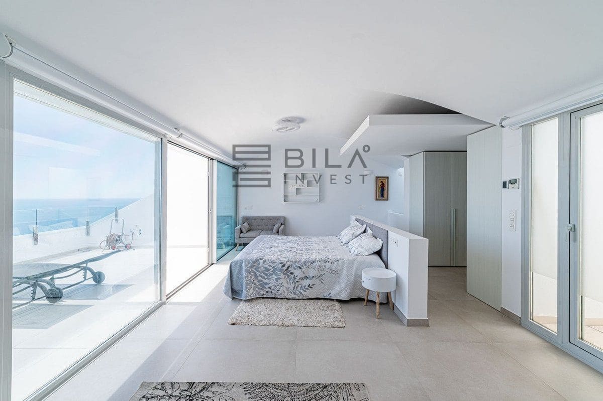 Ático de 3 habitaciones en La Capellania en venta con piscina - 1.135.000 € (Ref: 9820921)