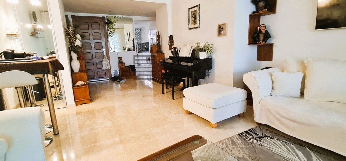 2 slaapkamer Flat te koop in Calahonda met zwembad garage - € 330.000 (Ref: 9823806)