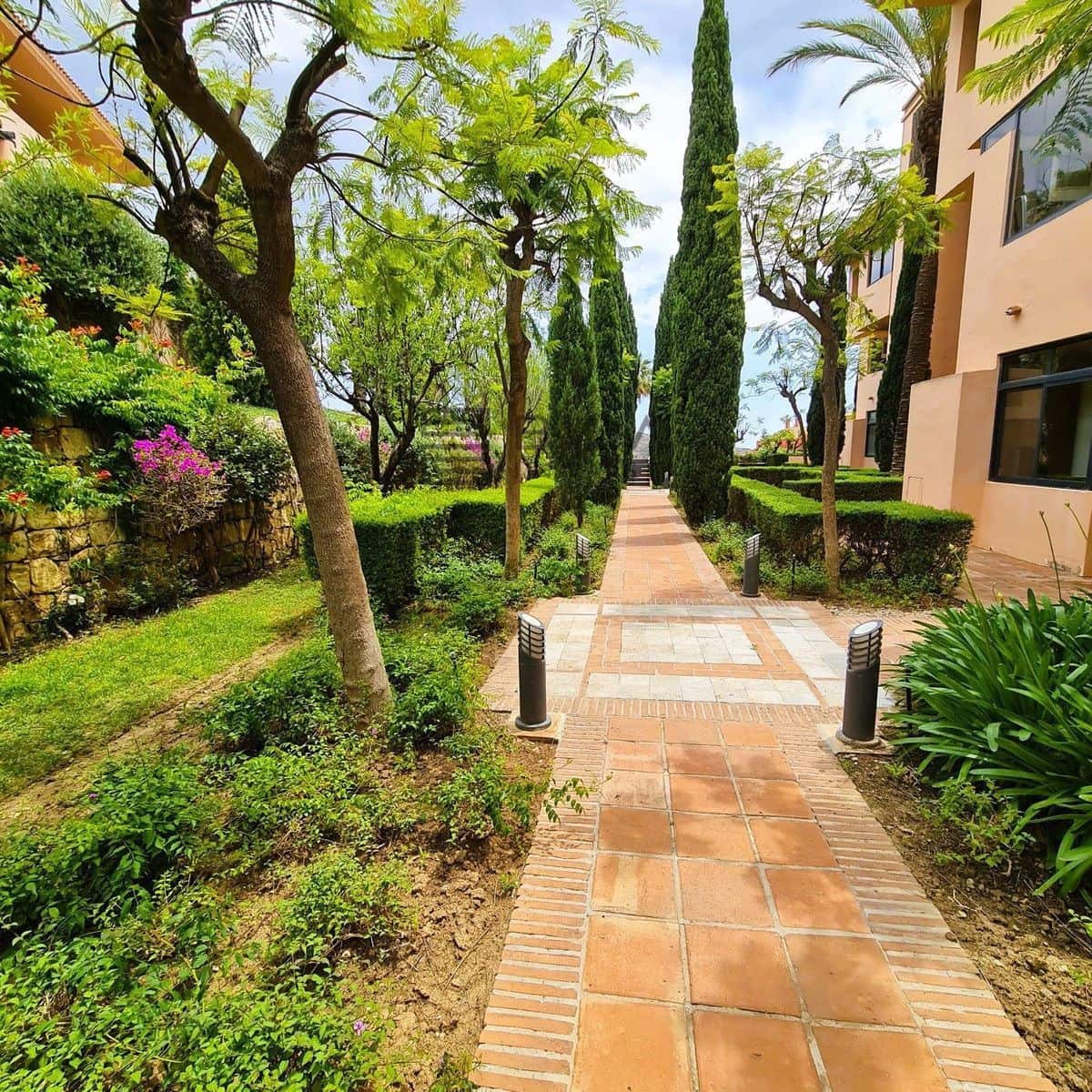 2 slaapkamer Flat te koop in Calahonda met zwembad garage - € 330.000 (Ref: 9823806)