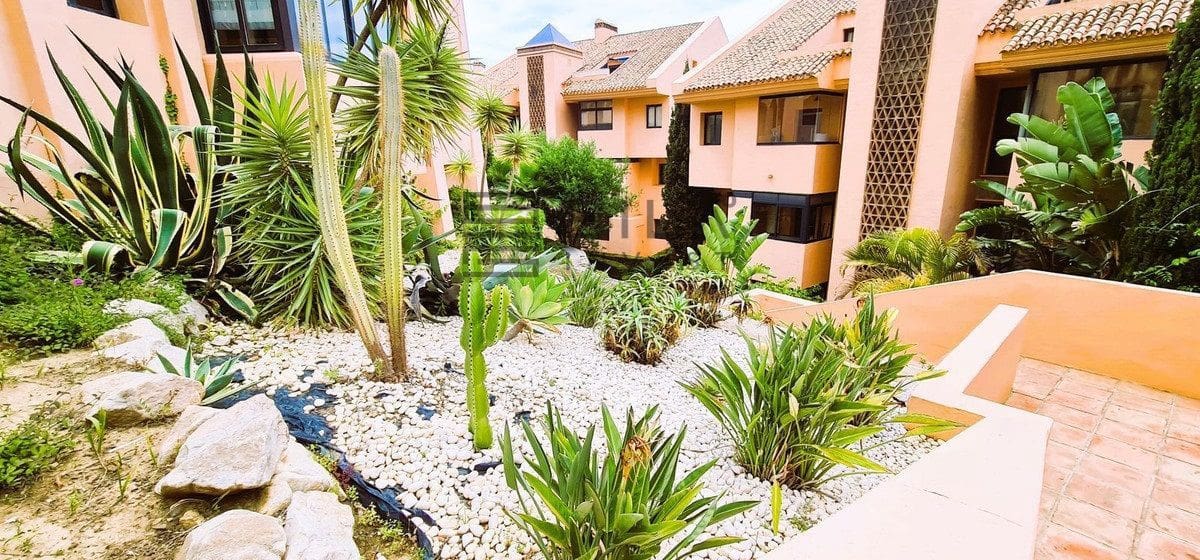 2 slaapkamer Flat te koop in Calahonda met zwembad garage - € 330.000 (Ref: 9823806)