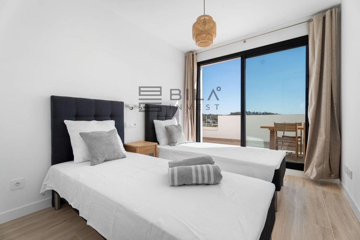 4 bedroom Flat for sale in La Cala de Mijas with pool garage - € 949,000 (Ref: 9823958)