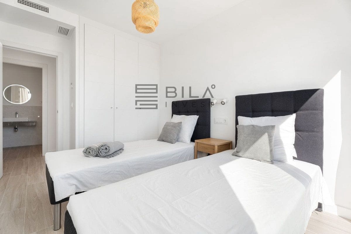 4 bedroom Flat for sale in La Cala de Mijas with pool garage - € 949,000 (Ref: 9823958)