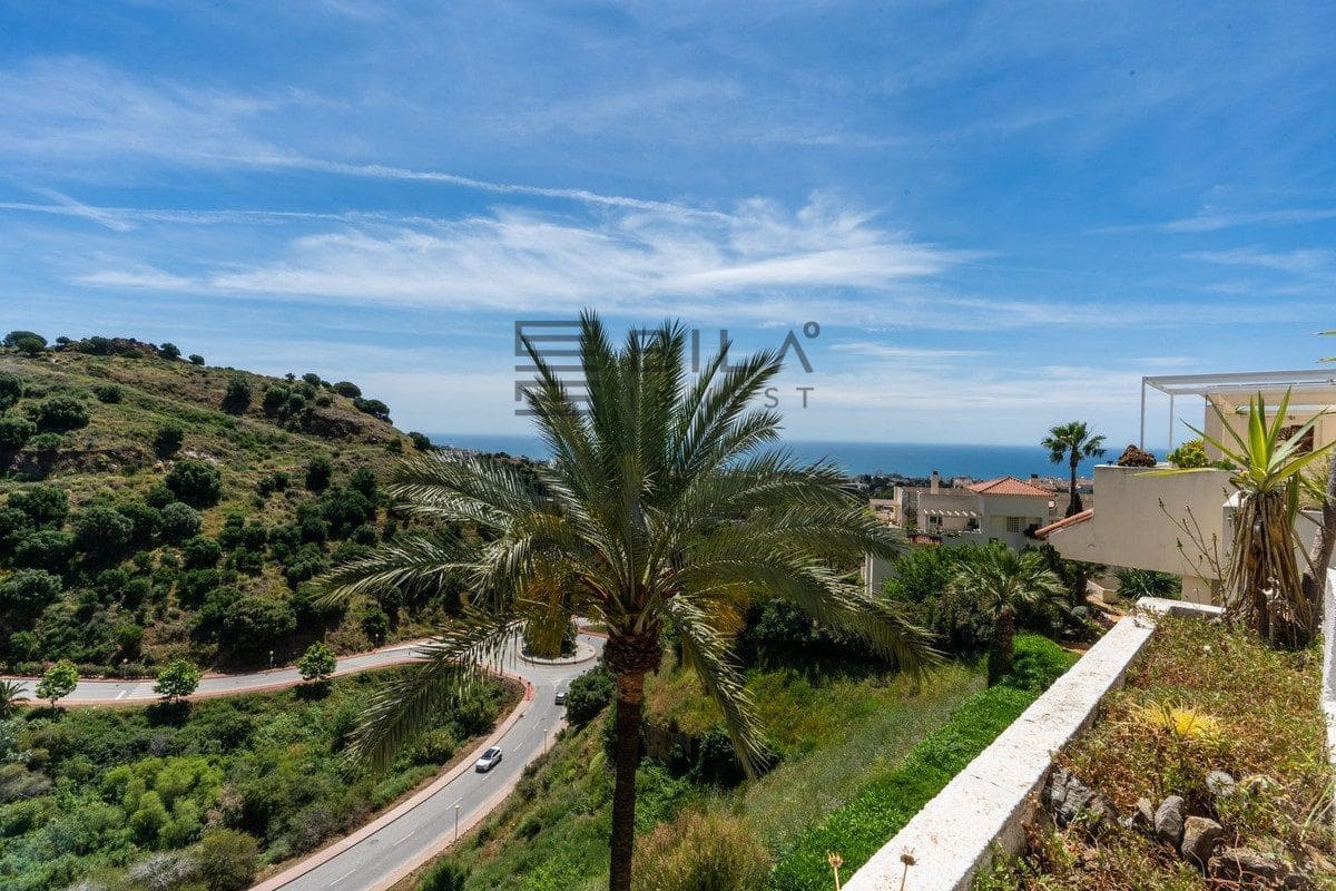 2 slaapkamer Penthouse te koop in Calahonda met zwembad - € 395.000 (Ref: 9828209)