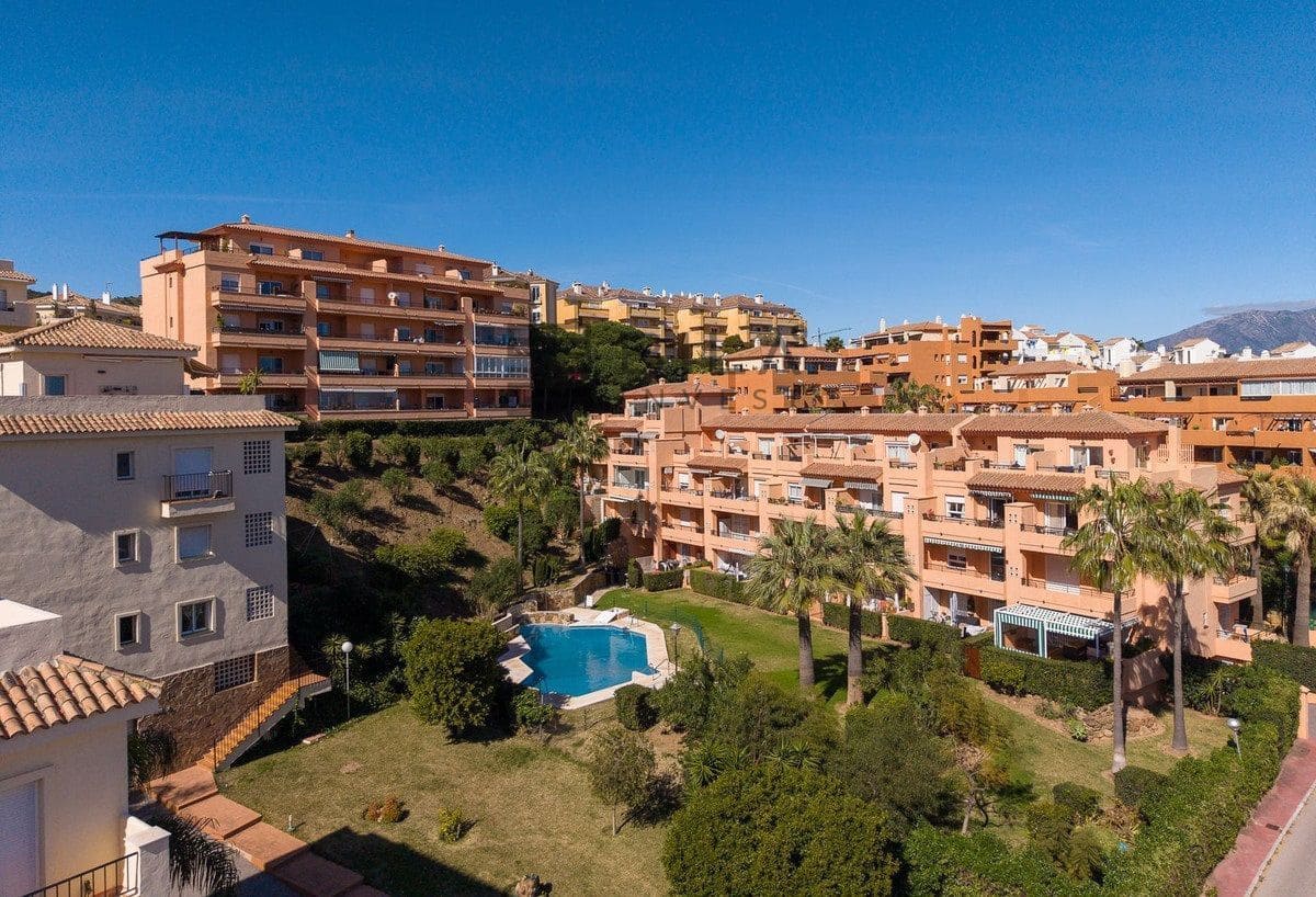 3 slaapkamer Penthouse te koop in Riviera del Sol met zwembad - € 395.000 (Ref: 9830221)