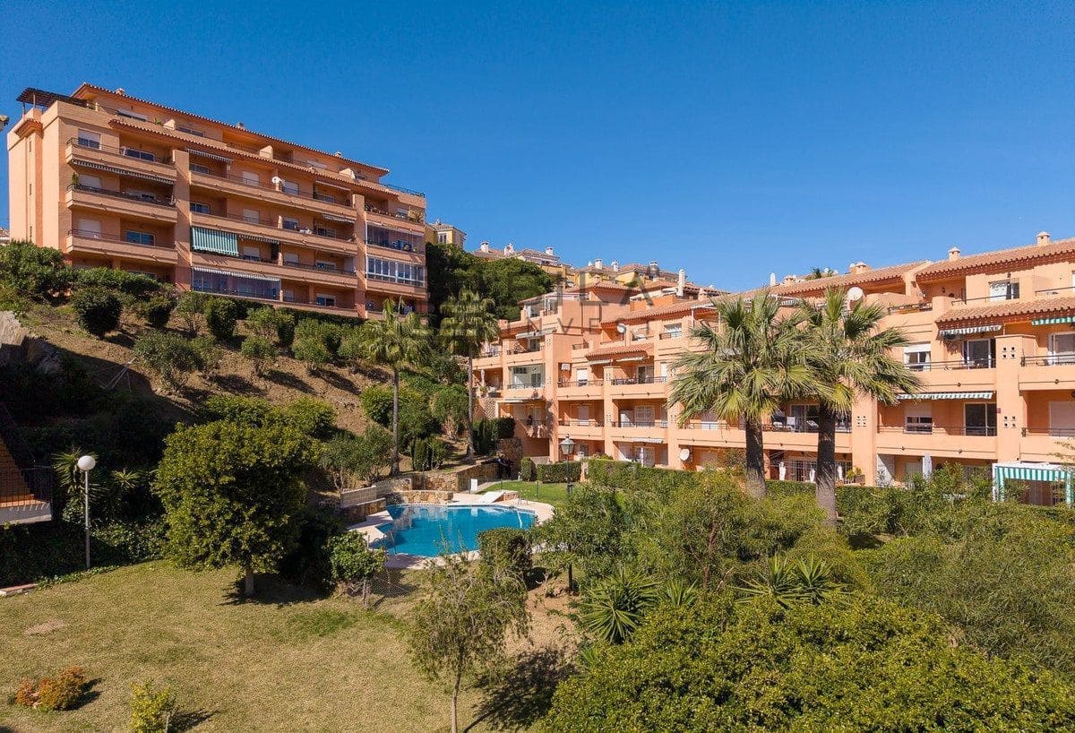 3 slaapkamer Penthouse te koop in Riviera del Sol met zwembad - € 395.000 (Ref: 9830221)