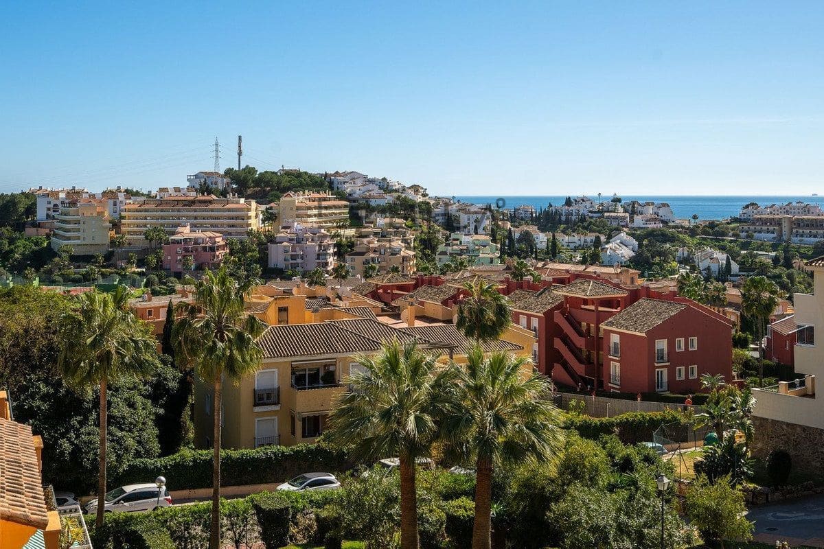 3 slaapkamer Penthouse te koop in Riviera del Sol met zwembad - € 395.000 (Ref: 9830221)
