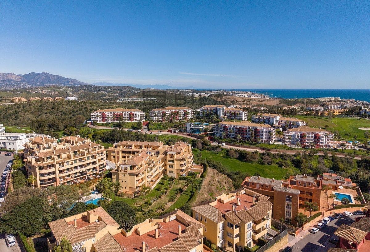 3 slaapkamer Penthouse te koop in Riviera del Sol met zwembad - € 395.000 (Ref: 9830221)
