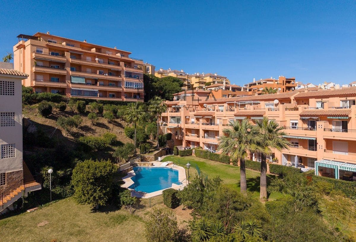 3 slaapkamer Penthouse te koop in Riviera del Sol met zwembad - € 395.000 (Ref: 9830221)