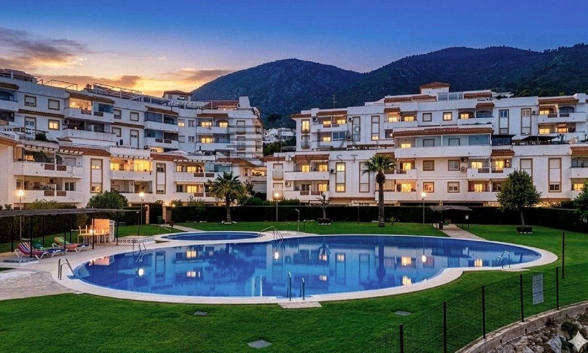 3 bedroom Penthouse for sale in Benalmadena with pool - € 639,000 (Ref: 9833046)