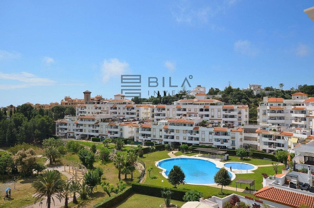 3 bedroom Penthouse for sale in Benalmadena with pool - € 639,000 (Ref: 9833046)