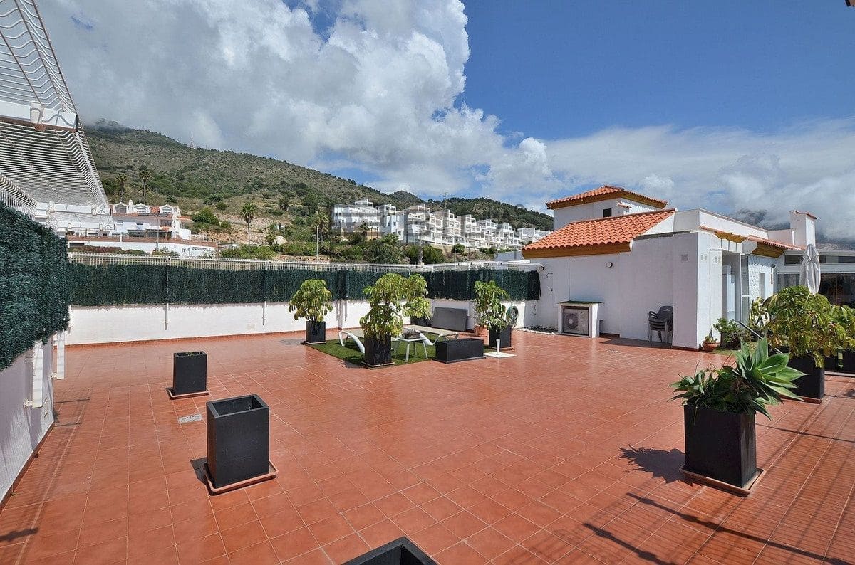 3 bedroom Penthouse for sale in Benalmadena with pool - € 639,000 (Ref: 9833046)