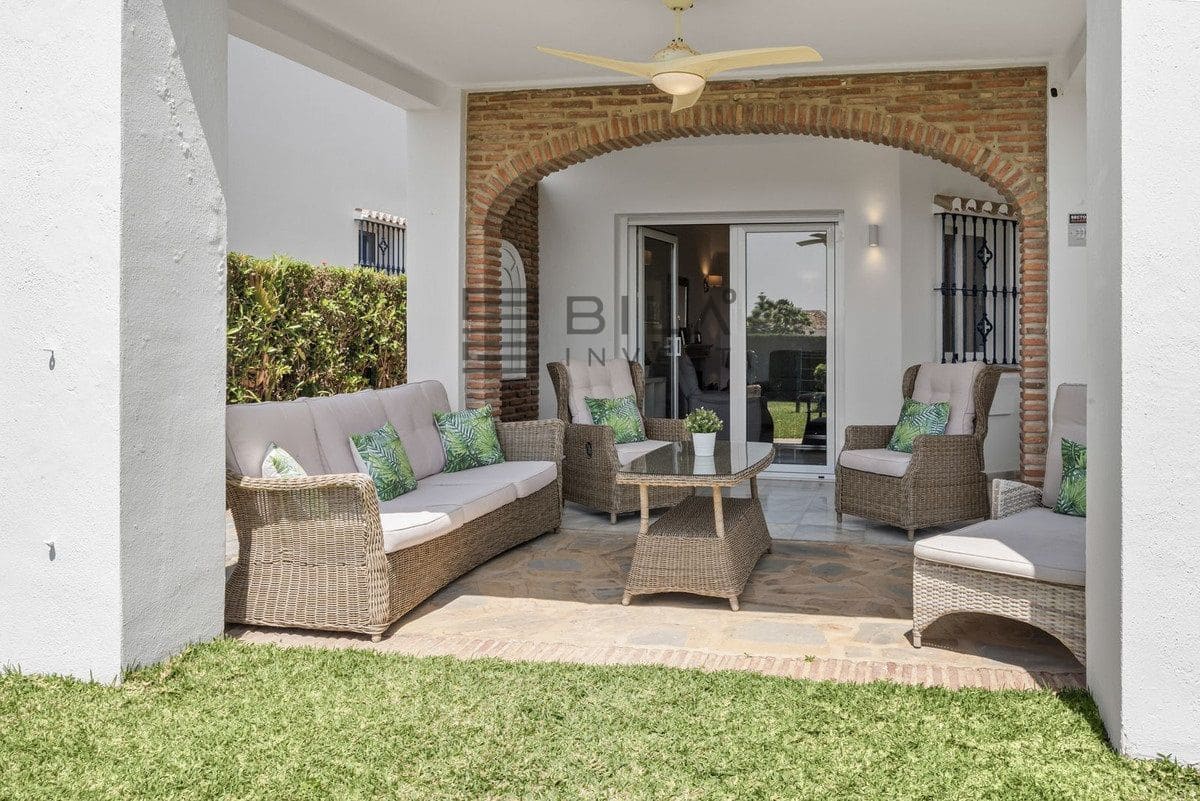 3 bedroom Villa for sale in El Chaparral with pool garage - € 875,000 (Ref: 9834127)