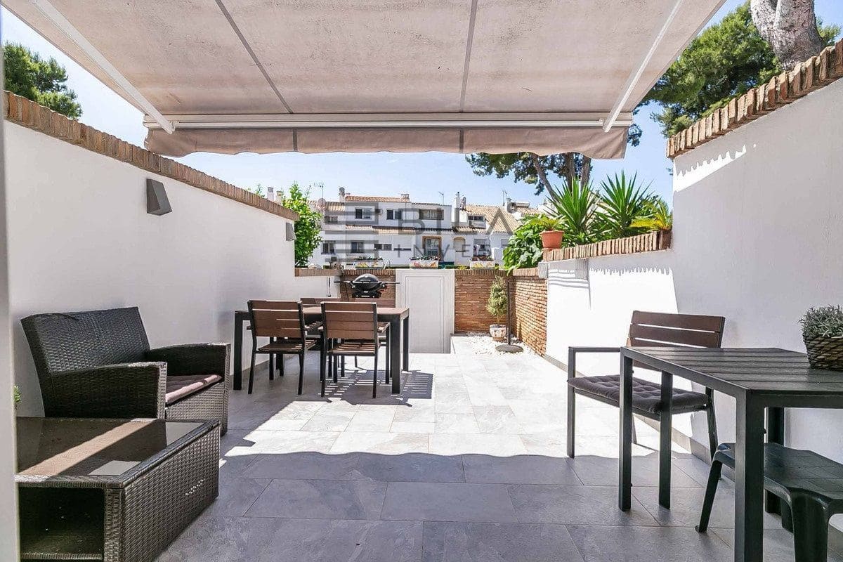 2 soveværelse Byhus til salg i El Coto med swimmingpool garage - € 365.000 (Ref: 9841336)