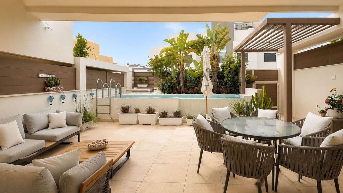 4 soveværelse Byhus til salg i La Cala de Mijas med swimmingpool garage - € 999.000 (Ref: 9848173)