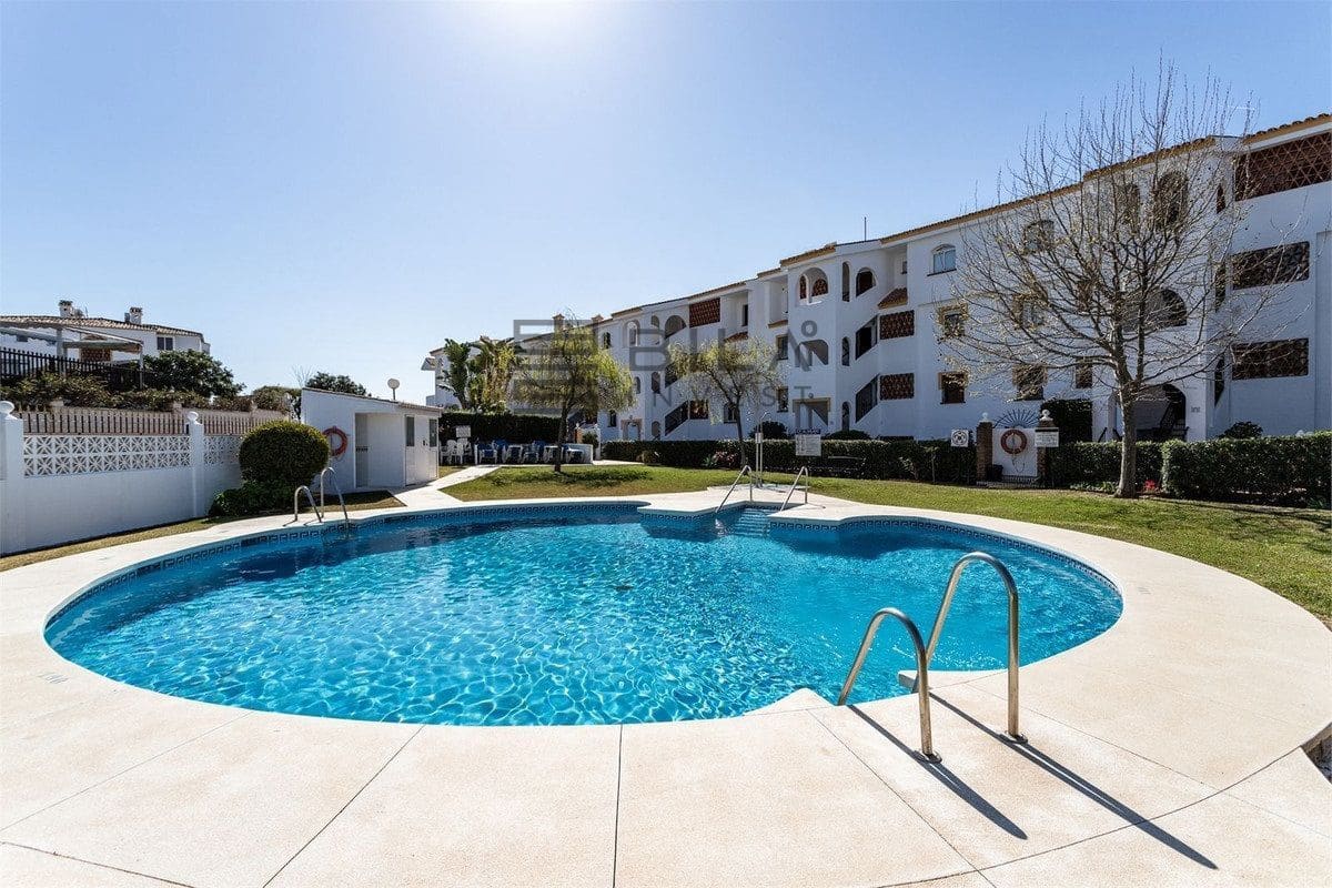 2 bedroom Flat for sale in Riviera del Sol with pool - € 319,000 (Ref: 9849960)