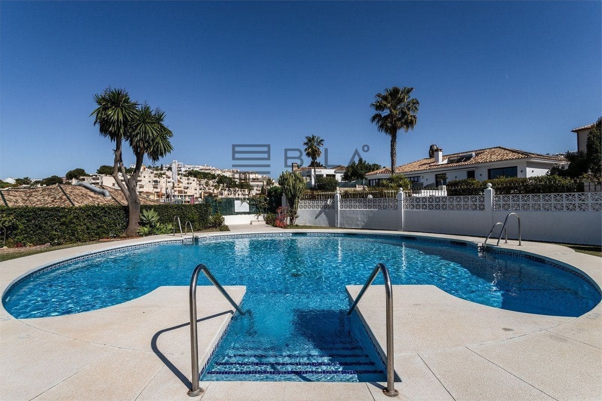 2 bedroom Flat for sale in Riviera del Sol with pool - € 319,000 (Ref: 9849960)
