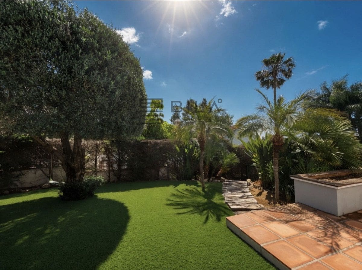 5 bedroom Villa for sale in Mijas Golf with pool - € 1,350,000 (Ref: 9849963)