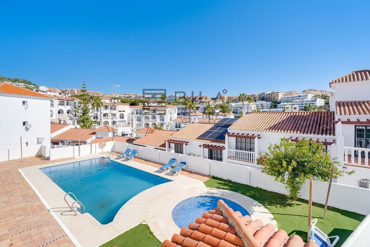 2 slaapkamer Penthouse te koop in Riviera del Sol met zwembad - € 335.000 (Ref: 9854293)