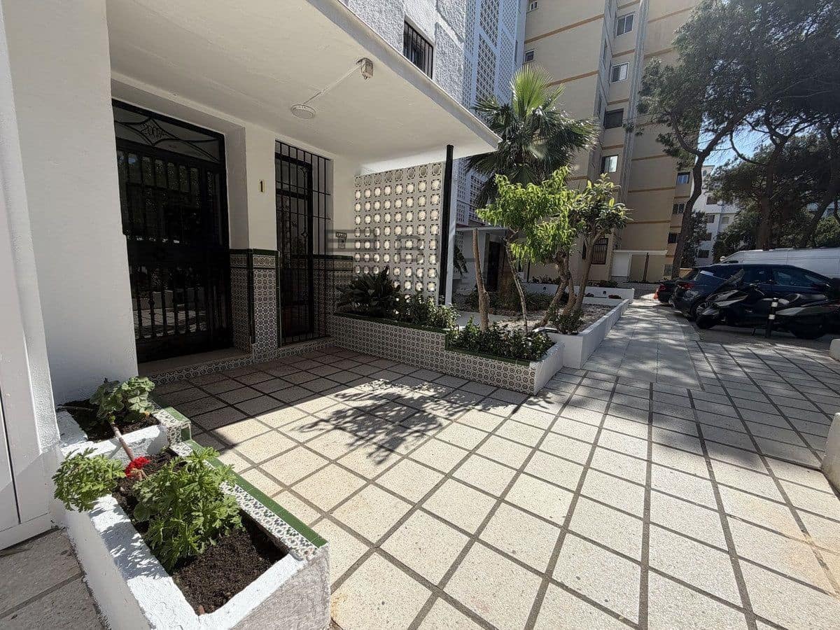 3 bedroom Flat for sale in Calahonda with pool garage - € 399,000 (Ref: 9861140)