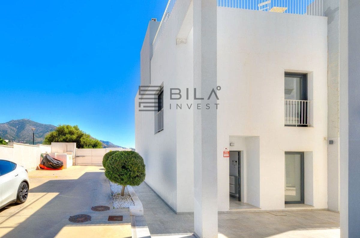 3 bedroom Townhouse for sale in Fuengirola with pool garage - € 575,000 (Ref: 9861143)