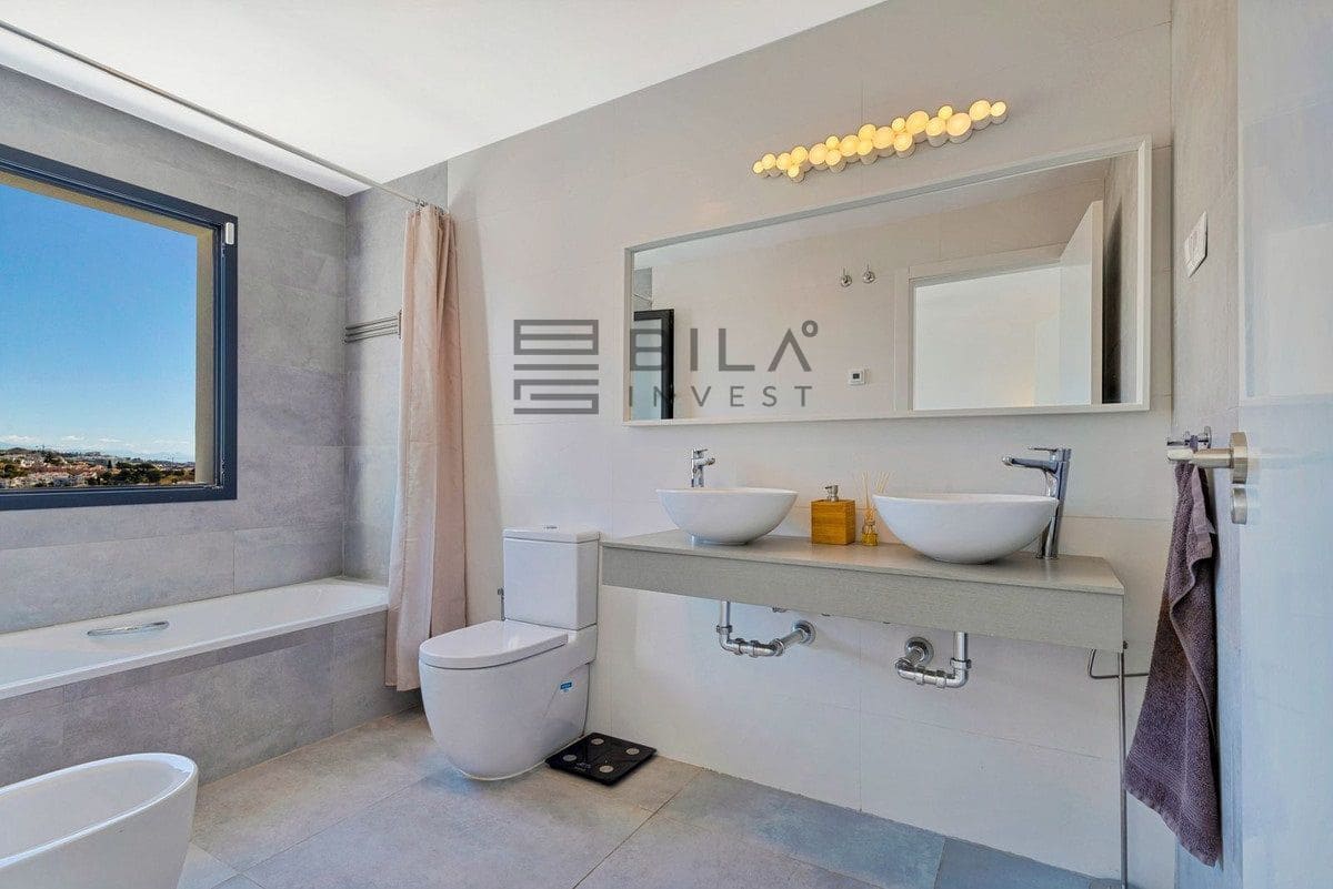 3 bedroom Townhouse for sale in Fuengirola with pool garage - € 575,000 (Ref: 9861143)