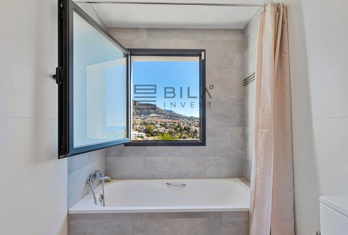 3 bedroom Townhouse for sale in Fuengirola with pool garage - € 575,000 (Ref: 9861143)