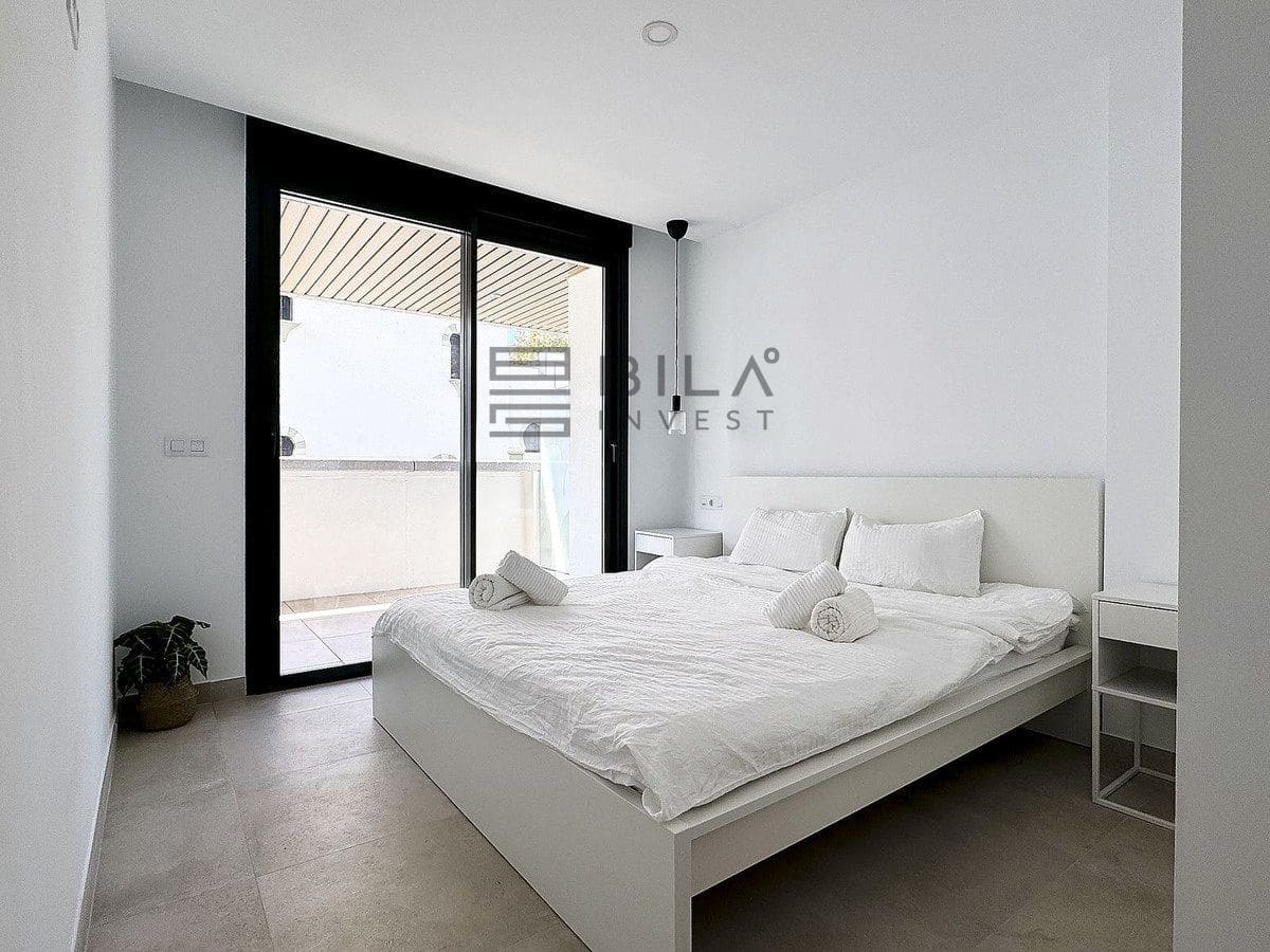 2 bedroom Flat for sale in Fuengirola with pool garage - € 719,000 (Ref: 9868052)